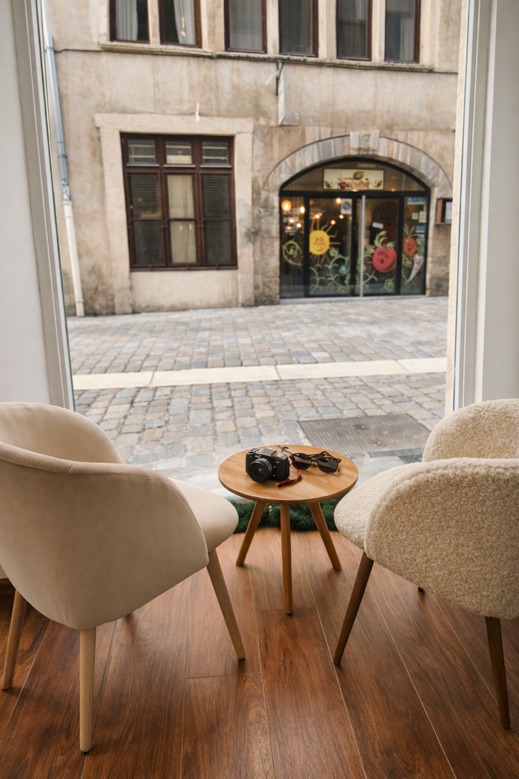 Vue du salon depuis la vitrine